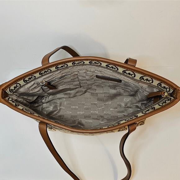 ❌️Sold❌️ Michael Kors Montauk Signature Tote Bag - Picture 4 of 15